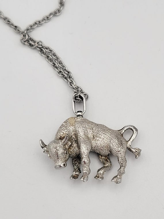 Vintage Silver-Tone Bull Pendant Necklace with Cable Chain Costume Jewelry Retro Statement Women Horns Tail Rotating Bale 18" Bronco Rodeo