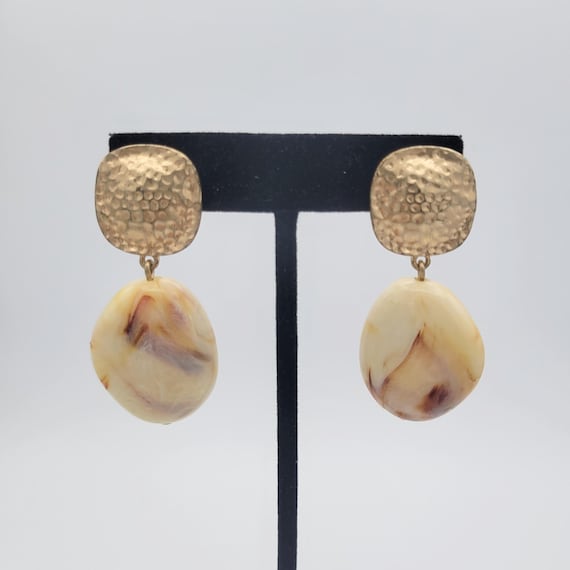 Vintage Gold Tone & Beige Marbled Stone Dangle Earrings Costume Jewelry Retro Women Statement Hammered Square Cream Swirl Lightweight