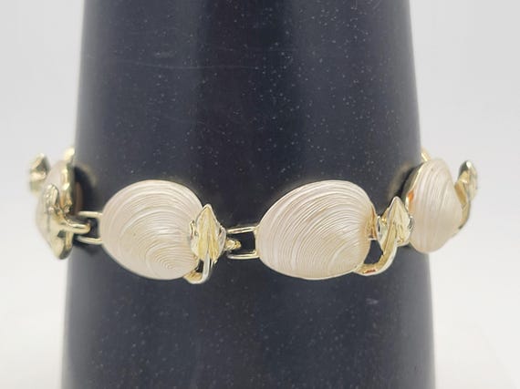 Vintage Judy Lee Gold Tone & Cream Seashell Cabochon Linked Bracelet with Leaf Accents Costume Jewelry Statement Women 7 1/4" Long SnapLock