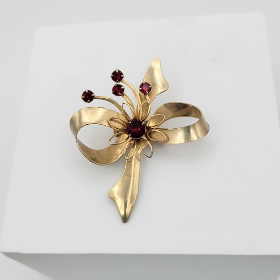 Vintage 1960s Openwork Gold Tone Ribbon & Floral Brooch with Red Rhinestones Costume Jewelry Retro Statement Women Pin Bow Tie Flower Daisy