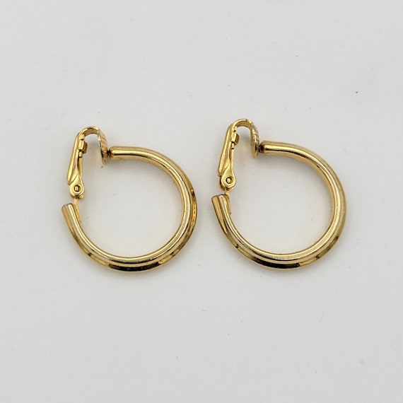Vintage Small Gold Tone Hoop Clip On Earrings with Raised Center Ridge Retro Women Accessories Statement Costume Jewelry Hoops Textured
