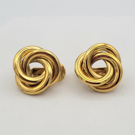 Vintage 1990s Trifari Gold Tone Knot Clip On Earrings Costume Jewelry Women Statement Retro Accessories 3/4" Interlocking Rings Small