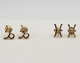 Pendientes pequeños con símbolos del zodíaco en tono dorado, Piscis o Capricornio, bisutería, accesorios llamativos, acento para mujeres, astrología astrológica