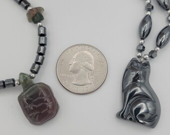 Vintage Hematite Necklace with Animal-Shaped Pendant Beaded Costume Jewelry Retro Statement Single Strand Black Collar Geometric Turtle Cat