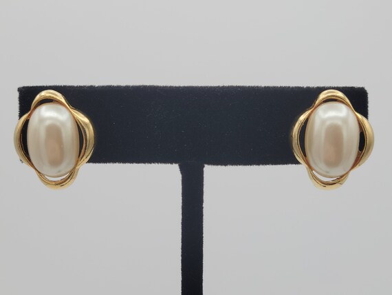 Vintage Gold Tone & Oval Faux Pearl Stud Earrings Costume Jewelry Retro Statement Women White Ivory Petite Small Minimal Scalloped Studs
