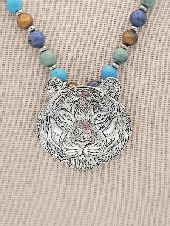 Vintage Scroll & Dot Brand Silver Tone Foxtail Chain Beaded Necklace with Oversize Tiger Pendant Costume Jewelry Retro Women Statement Blue