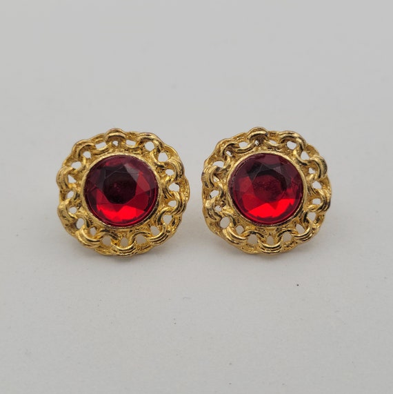 Vintage 1990s Gold Tone Chain Pattern Stud Earrings with Round Red Rhinestones Costume Jewelry Retro Statement Women Studs Faux Ruby Garnet