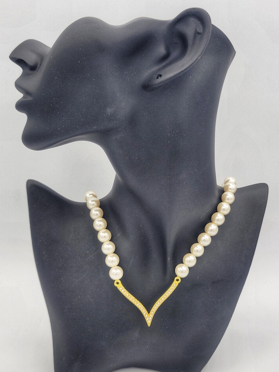 Vintage Single Strand Round White Faux Pearl Necklace with Gold Tone Rhinestone Encrusted V-Shaped Pendant Costume Jewelry Statement Women
