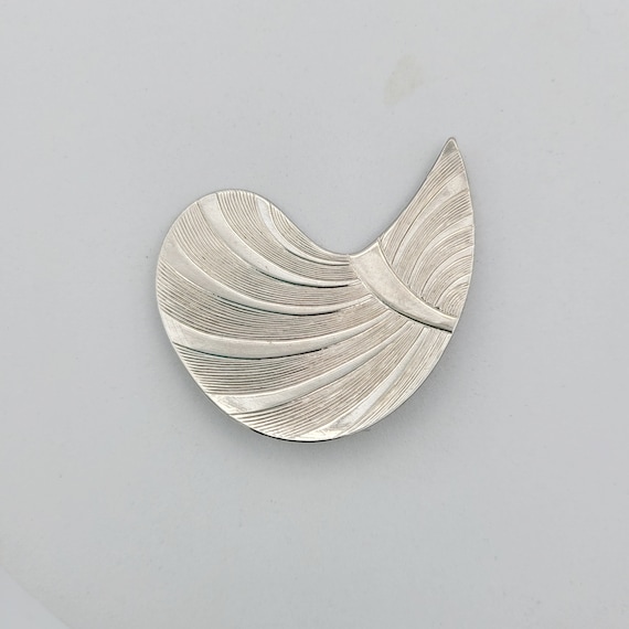 Vintage Oversize Silver Tone Textured Teardrop Shaped Scarf Clip Costume Jewelry Retro Statement Women Pear Dress Clip Lightweight Shiny