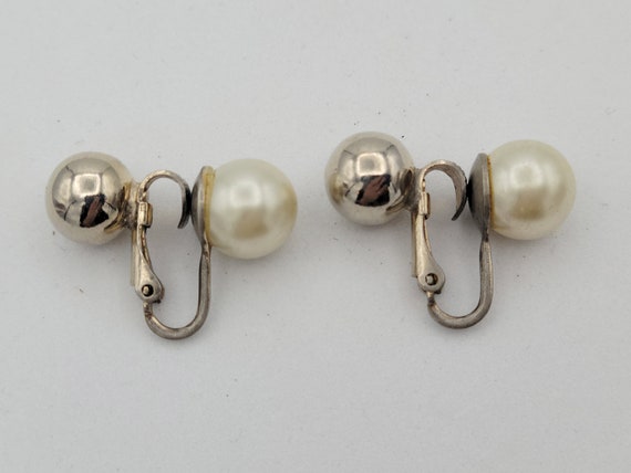 Vintage 1980s Silver Tone & Single Faux Pearl Reversible Clip On Earrings Costume Jewelry Statement Retro Accessories Women White Minimal