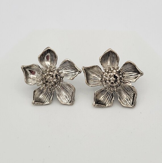 Vintage Silver Tone Textured 3D Floral Stud Earrings Costume Jewelry Retro Women Statement 1 1/4" Diameter Flowers 5 Petals Chrome Center