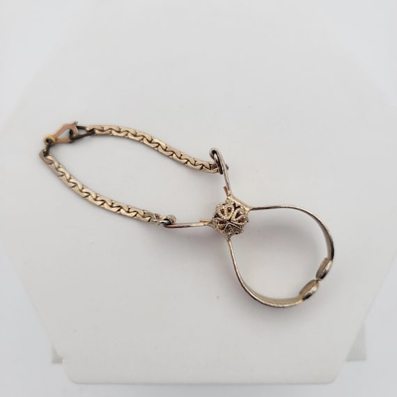 Vintage Gold Tone Hammered Texture Clamper Glove Clip with Safety Chain Costume Jewelry Retro Statement Women Herringbone Traditional