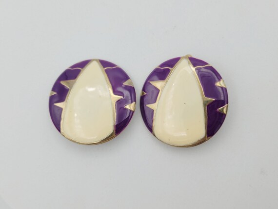 Vintage Oversize Gold Tone Steel Circle Clip On Earrings with White & Purple Enamel Costume Jewelry Statement Retro Accessories Women 1 1/2"
