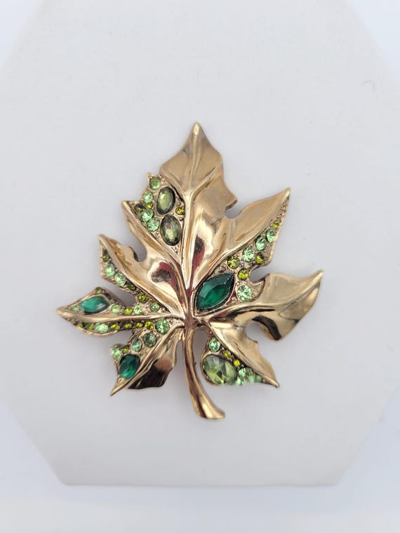 Vintage Gold Tone Maple Leaf Brooch with Green Rhinestones Lapel Pin Costume Jewelry Women Statement Retro Accessories Fall Autumn Marquise
