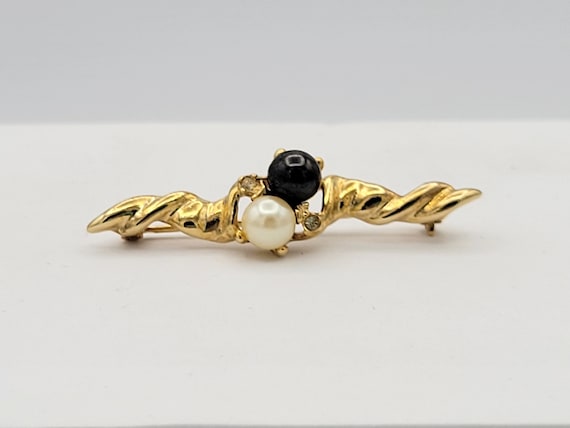 Vintage Gold Tone Twisted Bar Brooch with Faux Pearls & Rhinestones Costume Jewelry Retro Statement Women Pin Black White Faceted Lapel