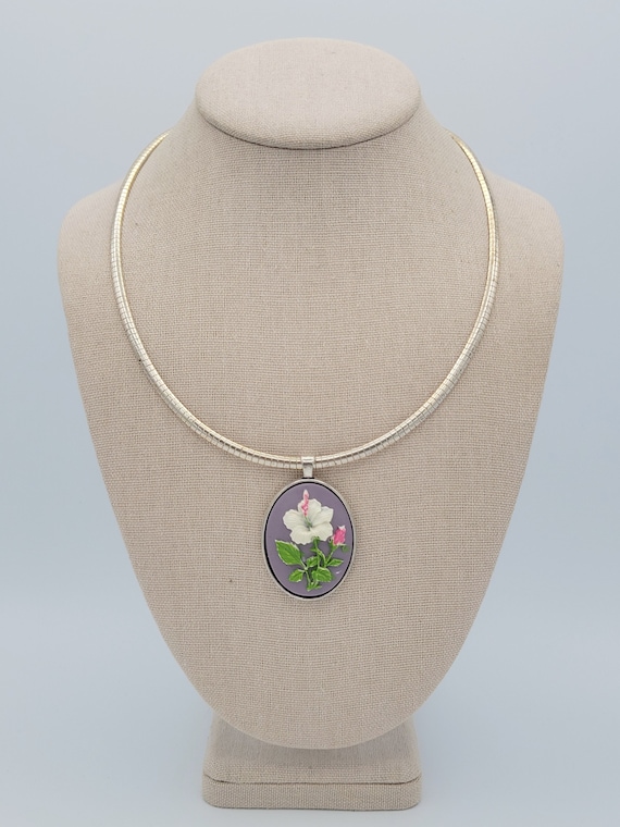 Vintage Silver Tone Omega Chain Necklace with Hibiscus Floral Cameo Pendant Costume Jewelry Retro Statement Women Accessories Oval Purple