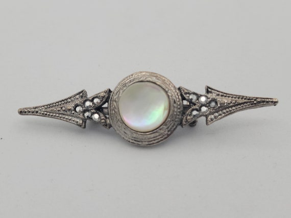 Vintage Silver Tone, Mother of Pearl & Marcasite Art Deco Bar Brooch Costume Jewelry Retro Statement Women Pin Circle Arrow Line Cabochon