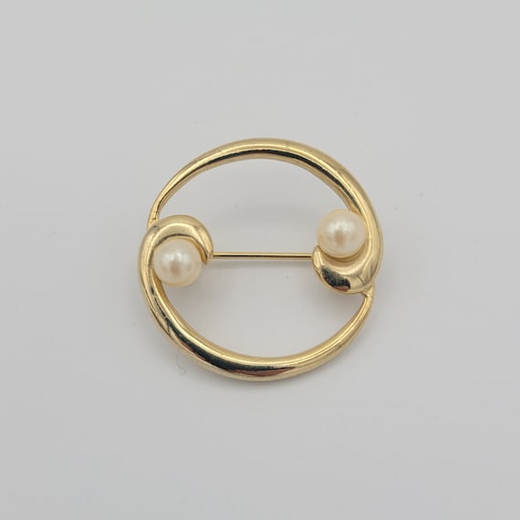 Vintage Gold Tone & Faux Pearl Circle Brooch with Swirl Design Costume Jewelry Retro Statement Women Pin White Shiny Openwork Circular