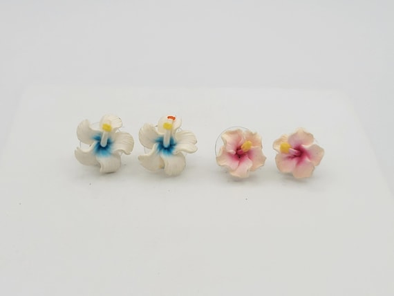 2 Pair of Vintage Sculpted Floral Stud Earrings Costume Jewelry Retro Women Statement White Pink Yellow Blue Hibiscus Tropical Vacation