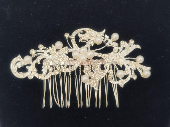 Vintage Silver Tone Art Nouveau Swirl Rhinestone & Faux Pearl Hair Comb Costume Jewelry Statement Retro Faceted Sparkle Formal Elegant