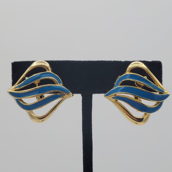 Vintage 1980s Gold Tone Openwork Ribbon Diamond Shaped Clip On Earrings with Blue Enamel Costume Jewelry Statement Retro Accessories Women