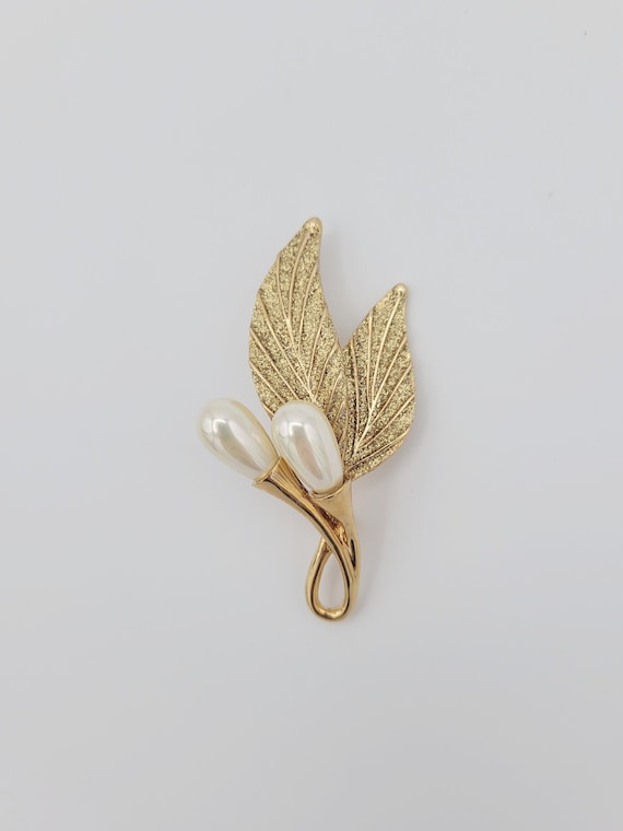 Vintage Gold Tone Glittered Double Leaf Brooch with Faux Pearls Costume Jewelry Retro Statement Women Pin Large Leaves Oblong Texture Veins