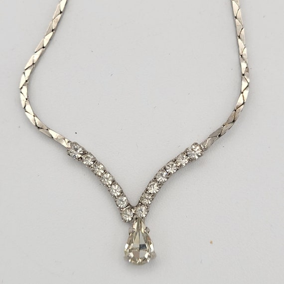 Vintage NEW Silver Tone Herringbone Chain V-Shaped Choker Necklace with Rhinestones Costume Jewelry Retro Statement Women Accessories Pear