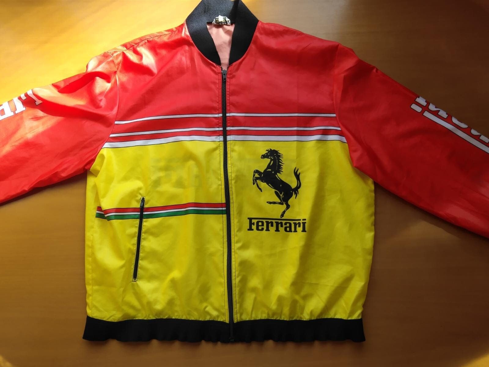 Chaqueta Vintage Ferrari Bomber Jacket F1 de segunda mano por 75 EUR en  Granja de Rocamora en WALLAPOP