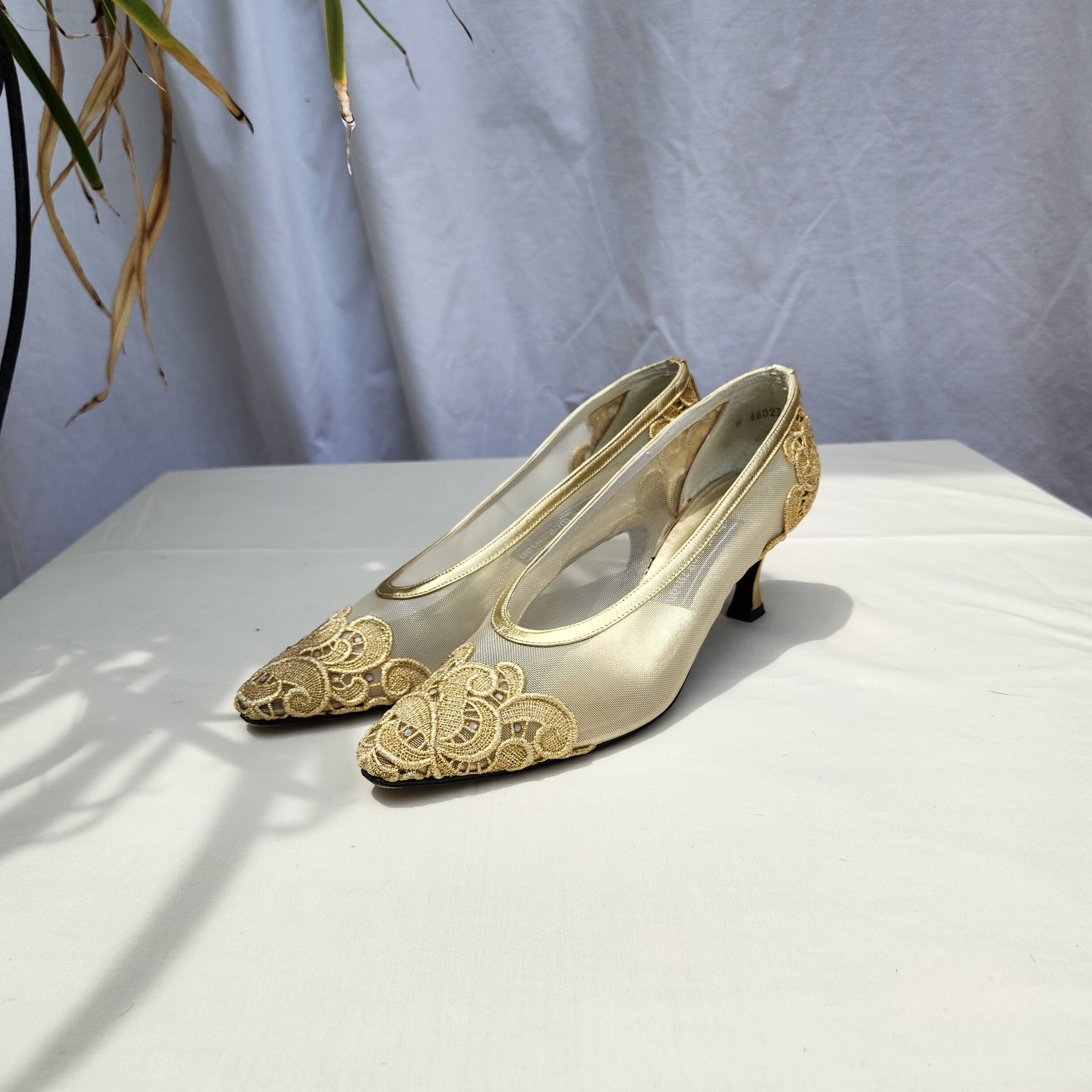 Talons Hauts Stuart Weitzman Noirs à Pois Dorés - Taille 8.5 B (medium) - Talon Aiguille 3.5 Pouces - Occasion