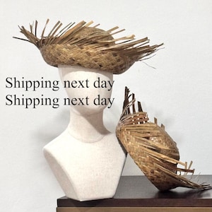 Puede incluir: Dos sombreros de paja tejidos, uno sobre una cabeza de maniquí y el otro al lado. Los sombreros están hechos de paja tejida de color marrón claro con ala y corona. El texto "Shipping next day" está impreso en la imagen.