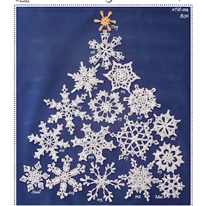 以下が含まれることがあります： 青い背景に、白いかぎ針編みの雪の結晶がクリスマスツリーの形に配置されています。「Fun & Fancy Flakes No. 9」の文字が上部にあります。雪の結晶はサイズとデザインが異なり、「Tiny」、「Small」、「Mini」などのラベルが付いています。