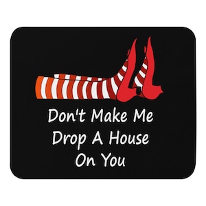 Könnte beinhalten: Ein schwarzes Mauspad mit einem rot-weiß gestreiften Hexenbein und roten Schuhen. Der Text "Don't Make Me Drop A House On You" ist in Weiß geschrieben.