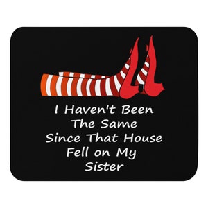 Könnte beinhalten: Schwarzes Mousepad mit einer Grafik von roten Schuhen und gestreiften Socken sowie dem Text "I Haven't Been The Same Since That House Fell on My Sister."