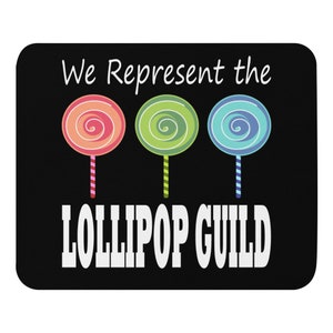 Könnte beinhalten: Schwarze Mauspad mit dem Text "We Represent the Lollipop Guild" in Weiß. Drei bunte Lutscher sind horizontal über dem Text angeordnet.