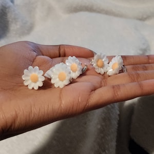 Daisy hair clips