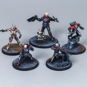 Könnte beinhalten: Miniaturfiguren einer Science-Fiction-Truppe, jeweils auf einer kreisförmigen Basis posiert. Die Figuren sind mit detaillierter Rüstung und Waffen bemalt, mit einer Mischung aus Schwarz, Rot und Weiß. Die Gruppe umfasst verschiedene Actionposen.