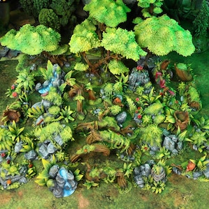 Puede incluir: Un diorama forestal en miniatura con vegetación verde variada, incluyendo árboles, arbustos y sotobosque. Pequeñas cascadas, rocas y flores rojas salpican la escena. El diorama está sobre una superficie verde.