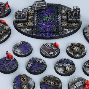 Könnte beinhalten: Eine Sammlung von Miniaturbasen und Geländeteilen mit Fantasy-Thema. Die Teile sind hauptsächlich grau mit lila und blauen Akzenten, einige haben rote Highlights. Das Set umfasst verschiedene Formen und Größen, geeignet für Tabletop-Spiele.