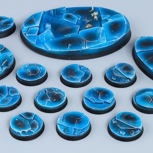 Peut inclure: Un ensemble de 15 socles miniatures en plastique bleu et noir pour jeux de table. Les socles présentent un design de glace craquelée. Les socles sont de différentes tailles, y compris des formes rondes et ovales.