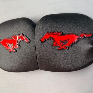 Copri-torre montanti Mustang (2015-2025): Pony (scegli il colore del logo)