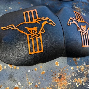 2015-2023 Ford Mustang Strut Tower Covers (Ponytribar) (kies kleur voor logo)