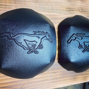 05-14 Caches d'amortisseurs pour Ford Mustang (jeu de 2) Logo Pony estampé