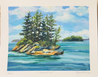 Può includere: Un dipinto ad acquerello di una piccola isola con un gruppo di alberi su di essa. L'isola è circondata da acqua blu e c'è un'isola più grande sullo sfondo. Il cielo è blu con nuvole bianche. Il dipinto è firmato "Jaygiller" e numerato "9/100". Il titolo del dipinto è "Lookout Point".