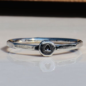 Anillo apilable personalizado, anillo con inicial, plata de ley 925 maciza, anillo martillado, anillo minimalista, anillo hecho a mano