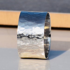 Anello in argento martellato, anello in argento sterling 925, anello a fascia larga, anello martellato minimalista, anello da donna