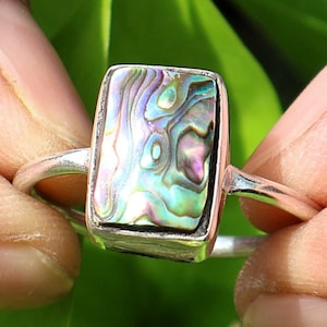 Anillo artesanal de concha de abulón, talla rectangular, plata de ley 925 maciza, acabado artístico, concha sostenible
