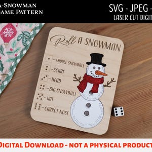 Peut inclure: Un modèle de jeu de dés "Roll-a-Snowman" en bois. Le plateau de jeu présente une illustration de bonhomme de neige avec un chapeau haut de forme noir, une écharpe rouge et un nez de carotte. Le texte "Roll a Snowman" est en haut. Un dé est à côté du plateau.