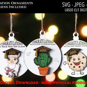 Puede incluir: Tres adornos de graduación con el texto "Felicitaciones" y el año "2025". Cada adorno presenta un diseño diferente: una llama, un cactus y una galleta, todos con gorros de graduación. Archivos digitales cortados con láser.