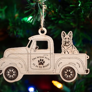 Pu&ograve; includere: Ornamento natalizio in legno a forma di camioncino vintage con un pastore tedesco nel cassone. L'ornamento ha il testo "Oh what fun it is to ride!" e un'impronta di zampa. L'ornamento &egrave; appeso a uno spago.