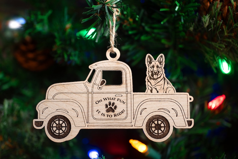 Pu&ograve; includere: Ornamento natalizio in legno a forma di camioncino vintage con un pastore tedesco nel cassone. L'ornamento ha il testo "Oh what fun it is to ride!" e un'impronta di zampa. L'ornamento &egrave; appeso a uno spago.